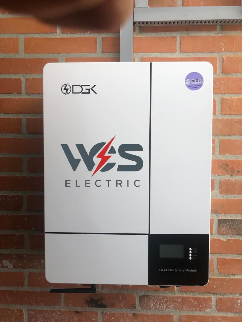 Inversor Híbrido 6000W (Solar/Red) con Potente Batería de Litio 51.2V 100Ah (5.2kWh)