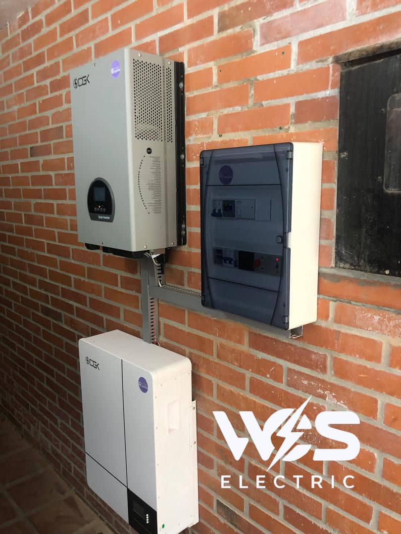 Inversor Híbrido 6000W (Solar/Red) con Potente Batería de Litio 51.2V 100Ah (5.2kWh)